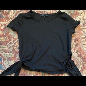 A shirt I never wore but is super cute for a casual day out !